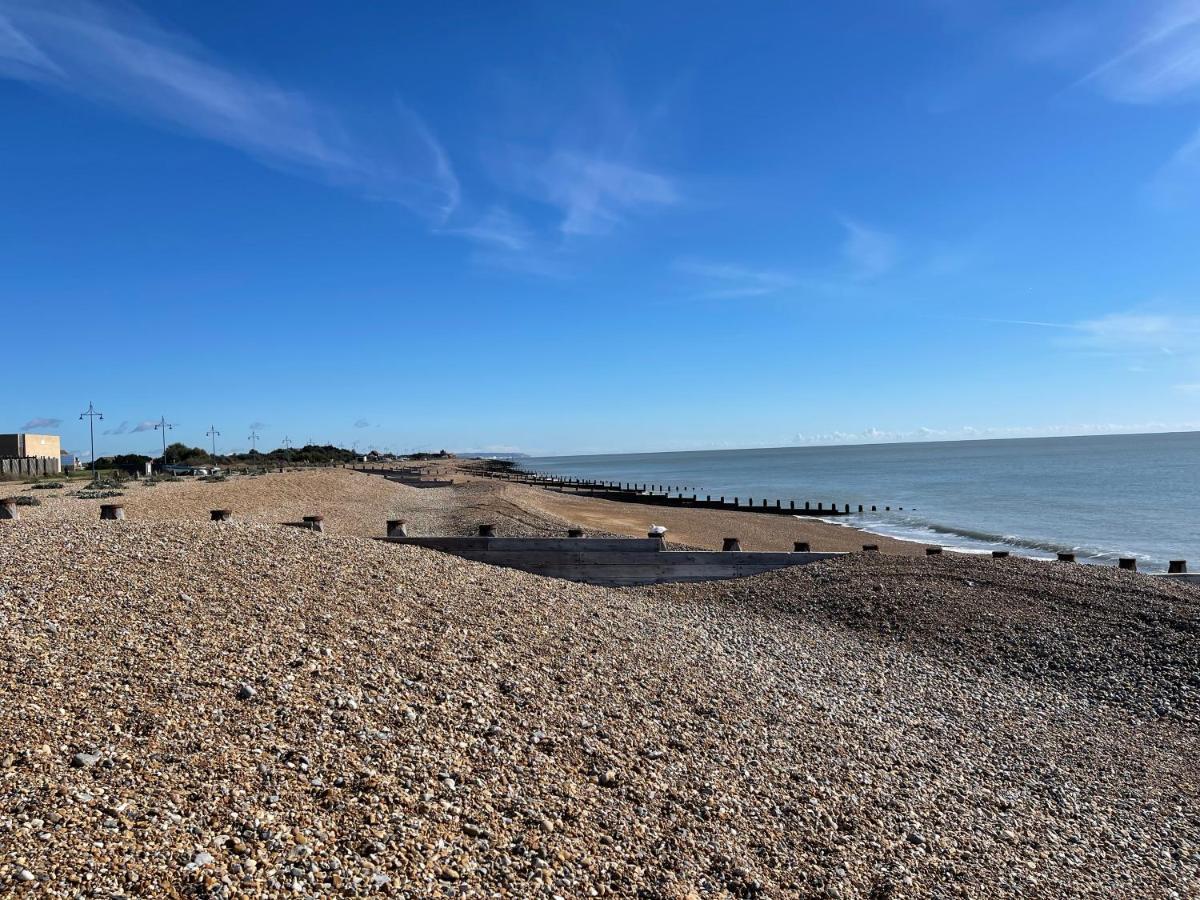 Impeccable 2-Bed Apartment In Eastbourne Exterior photo